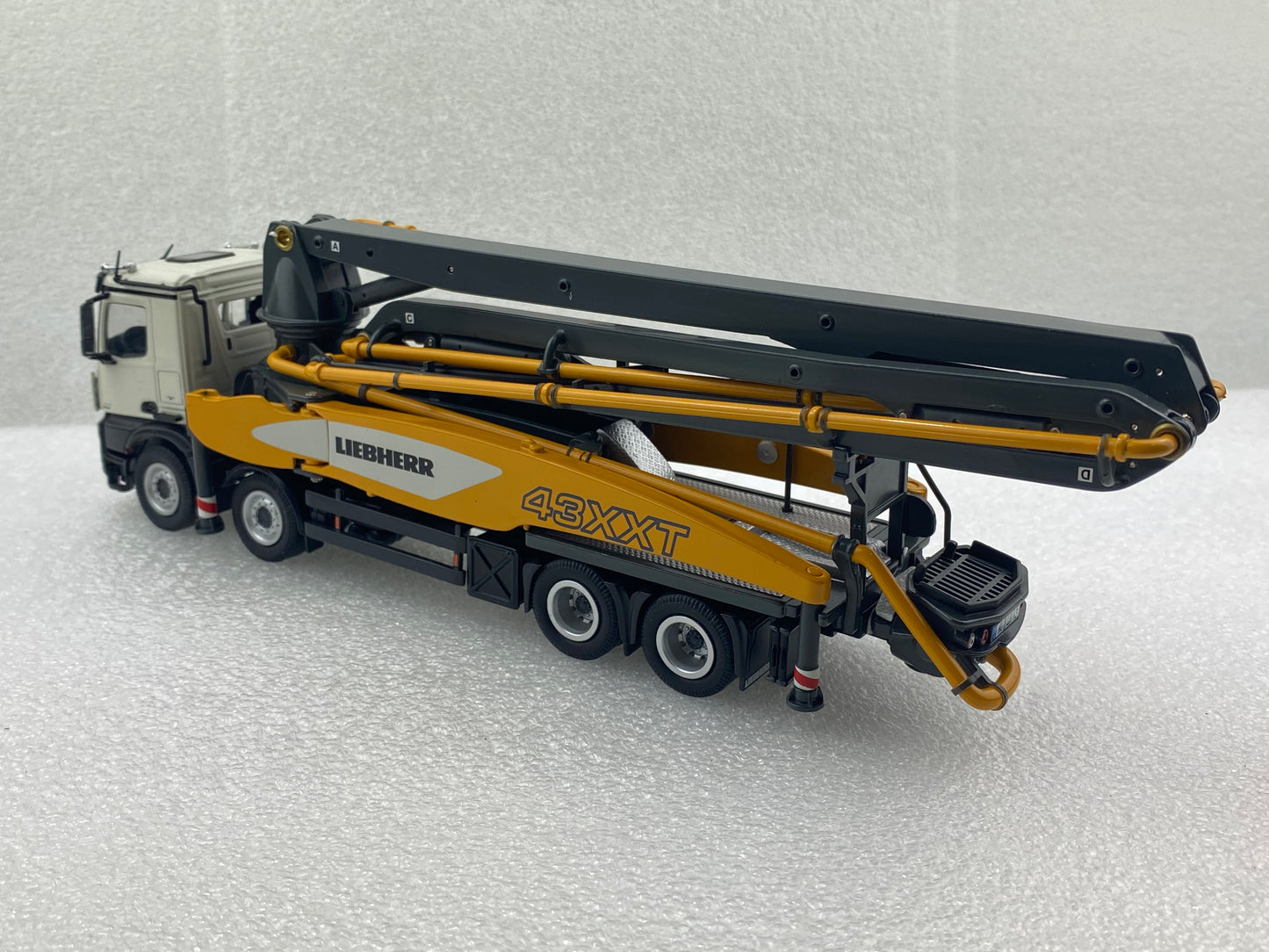 NZG 1:50 LIEBHERR THP 140H 43 R4 XXT MERCEDES BENZ AROCS 8X4 NZG931 (Damaged / Clearance Final Sale)