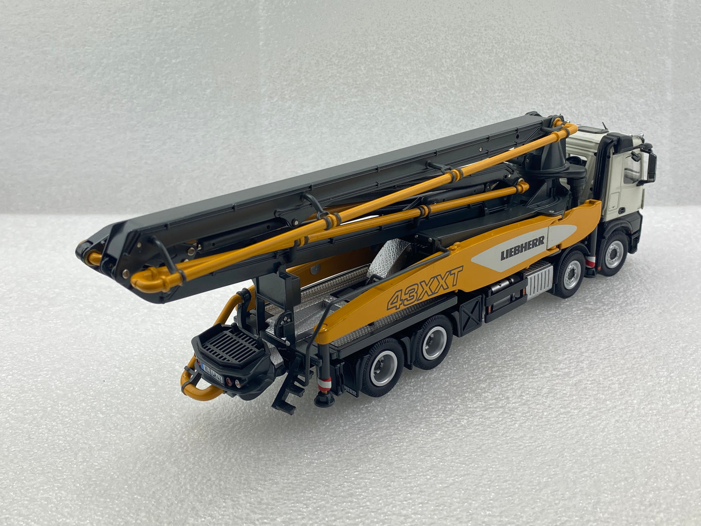 NZG 1:50 LIEBHERR THP 140H 43 R4 XXT MERCEDES BENZ AROCS 8X4 NZG931 (Damaged / Clearance Final Sale)
