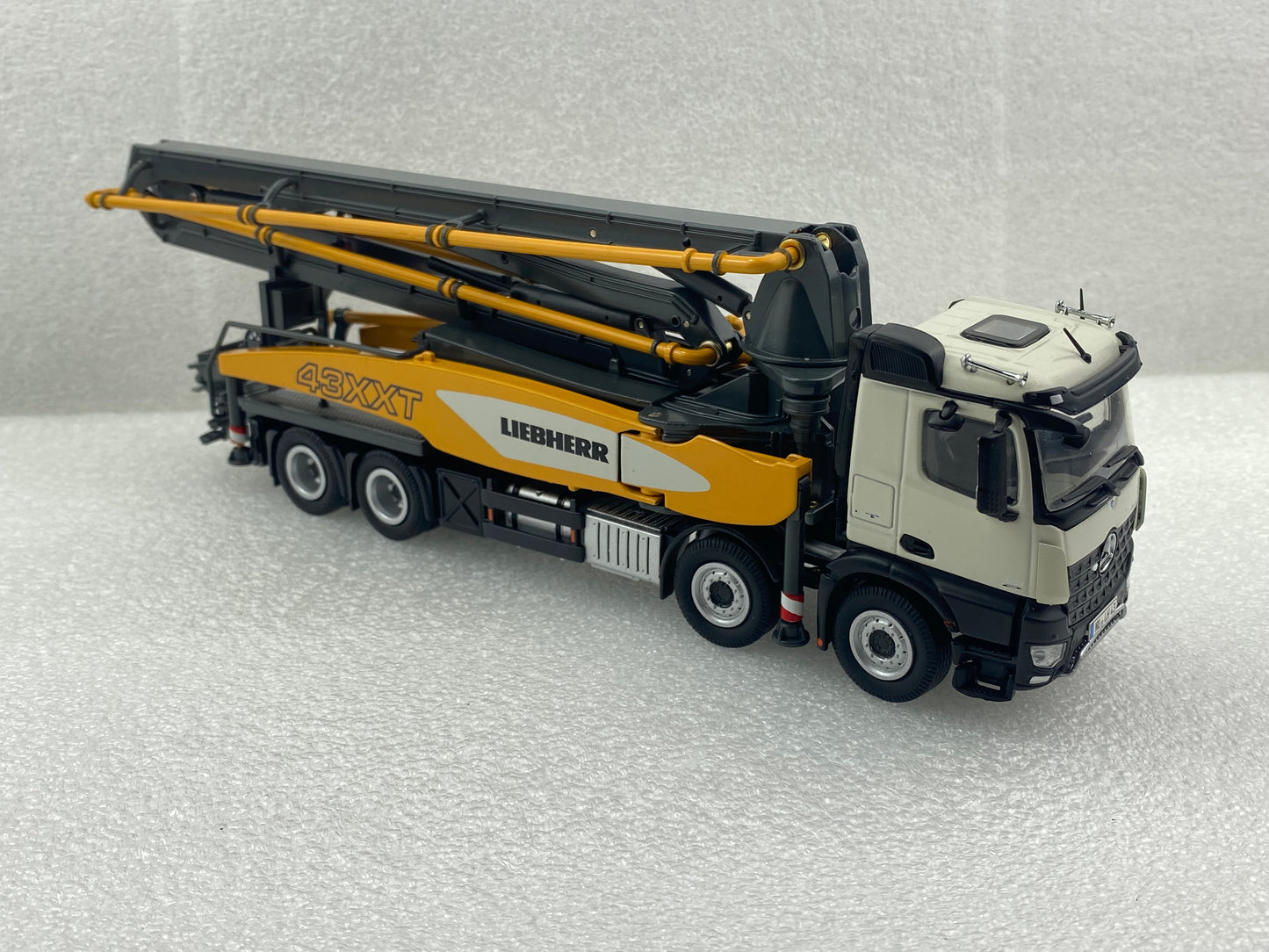 NZG 1:50 LIEBHERR THP 140H 43 R4 XXT MERCEDES BENZ AROCS 8X4 NZG931 (Damaged / Clearance Final Sale)