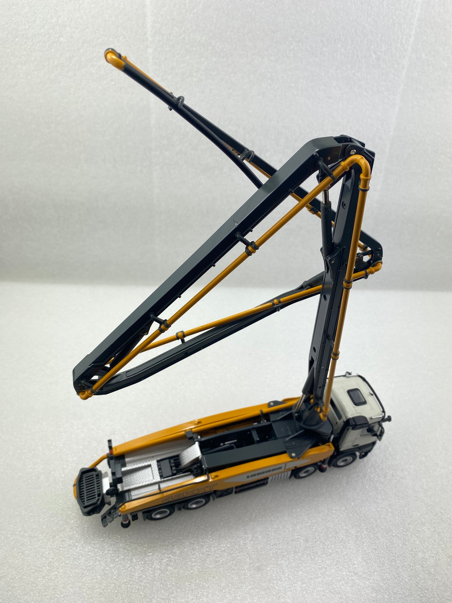 NZG 1:50 LIEBHERR THP 140H 43 R4 XXT MERCEDES BENZ AROCS 8X4 NZG931 (Damaged / Clearance Final Sale)