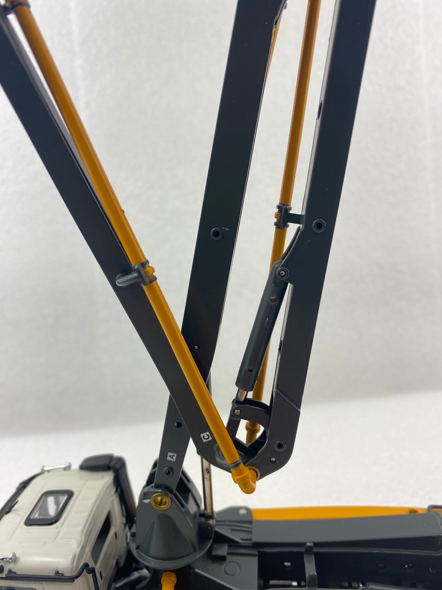 NZG 1:50 LIEBHERR THP 140H 43 R4 XXT MERCEDES BENZ AROCS 8X4 NZG931 (Damaged / Clearance Final Sale)