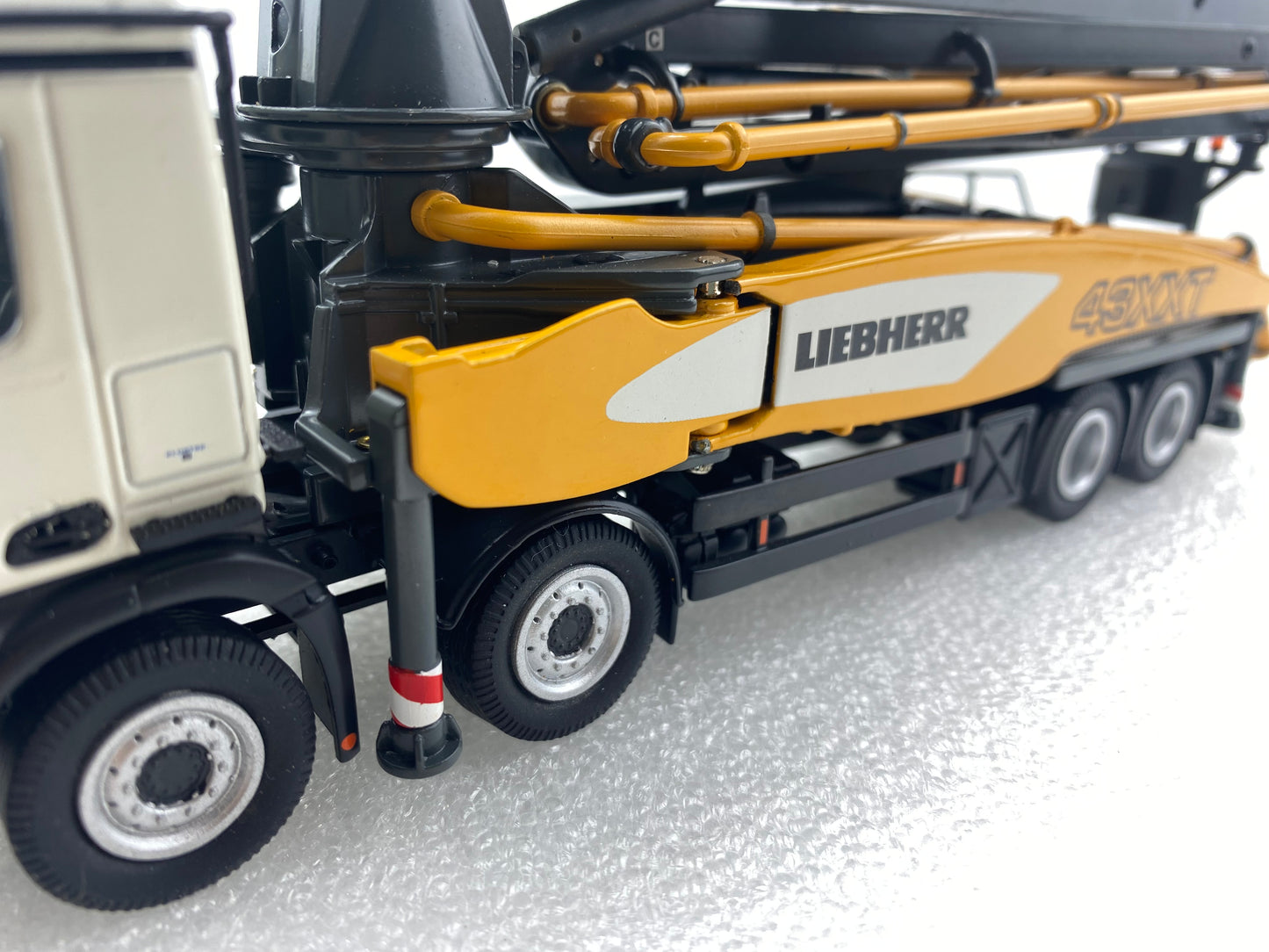 NZG 1:50 LIEBHERR THP 140H 43 R4 XXT MERCEDES BENZ AROCS 8X4 NZG931 (Damaged / Clearance Final Sale)