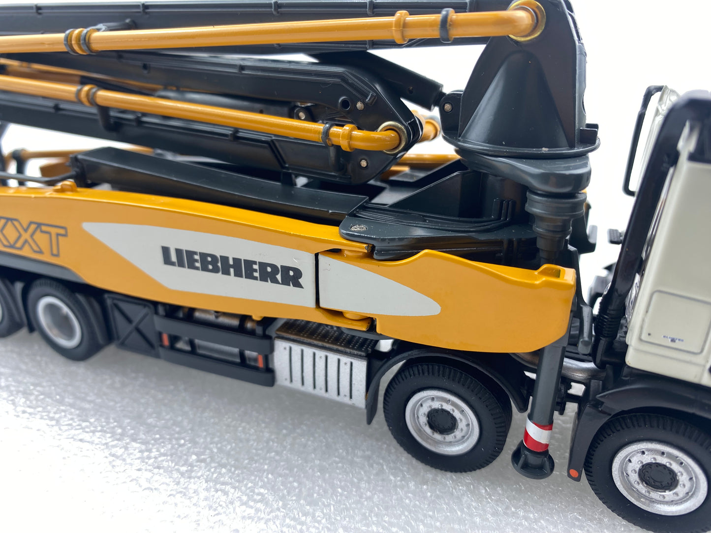 NZG 1:50 LIEBHERR THP 140H 43 R4 XXT MERCEDES BENZ AROCS 8X4 NZG931 (Damaged / Clearance Final Sale)