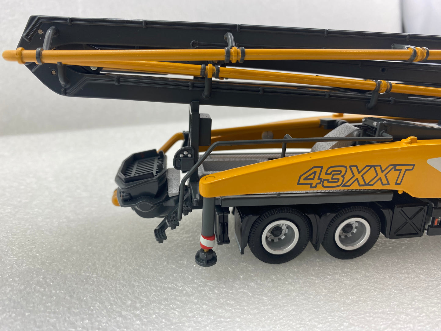 NZG 1:50 LIEBHERR THP 140H 43 R4 XXT MERCEDES BENZ AROCS 8X4 NZG931 (Damaged / Clearance Final Sale)
