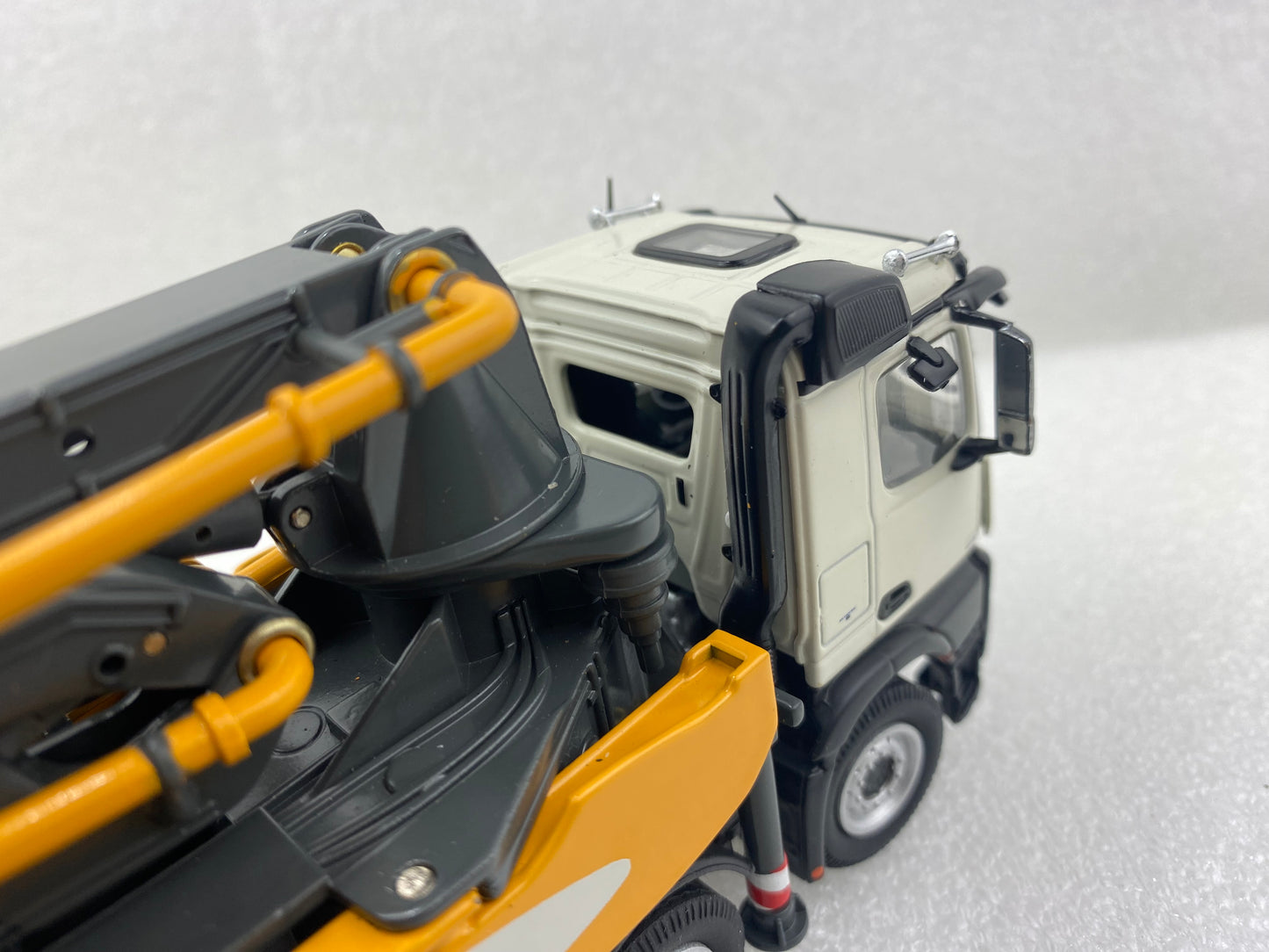 NZG 1:50 LIEBHERR THP 140H 43 R4 XXT MERCEDES BENZ AROCS 8X4 NZG931 (Damaged / Clearance Final Sale)