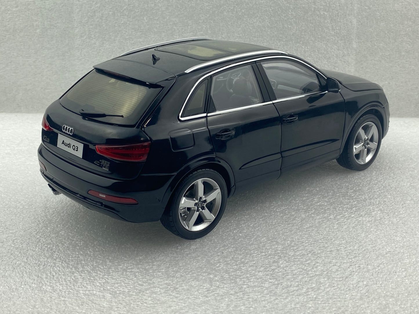 1:18 Audi Q3 4.0 TSFI Black Chinese version (Clearance Final Sale)