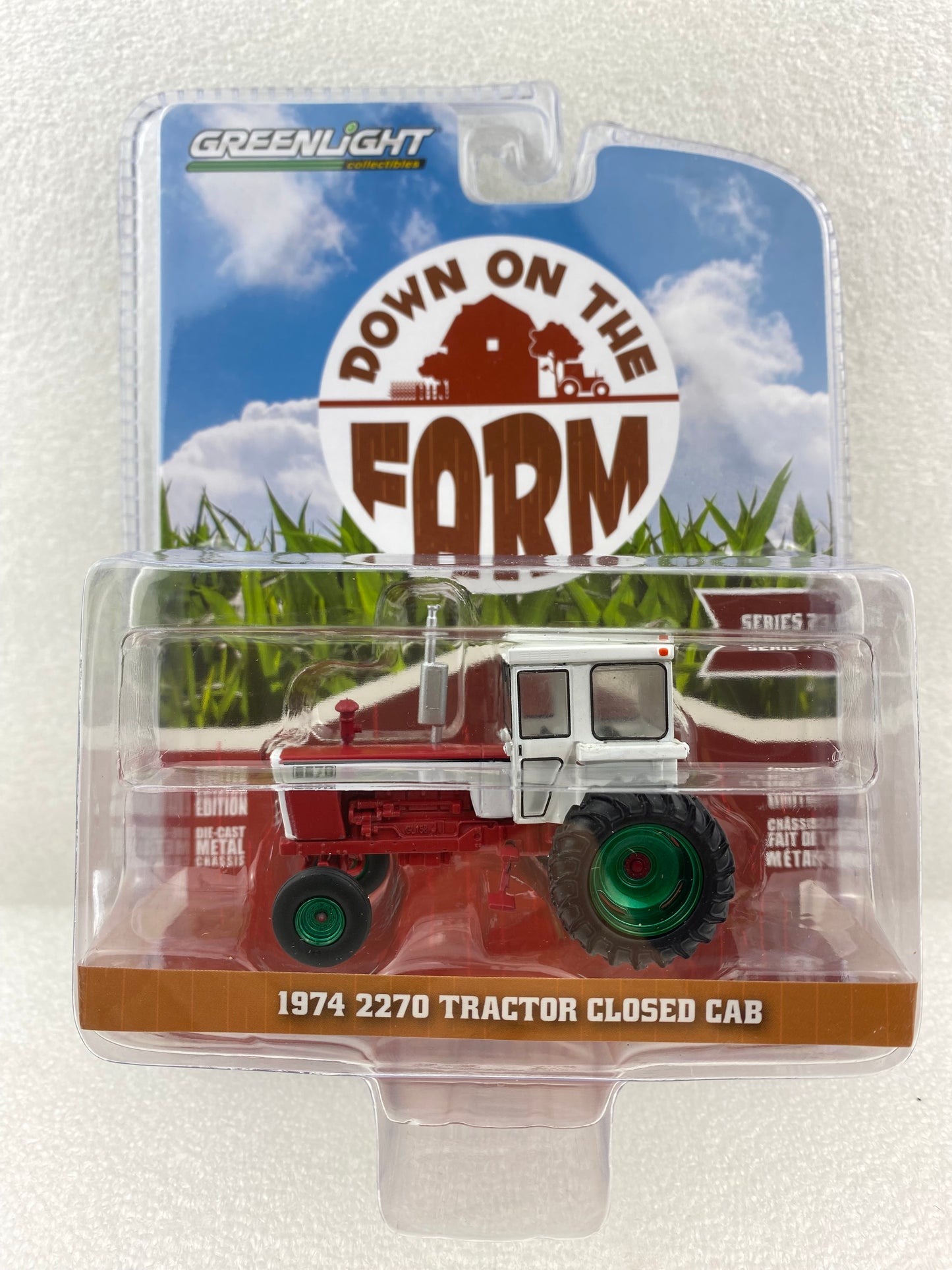 GreenLight Green Machine 1:64 Down on the Farm Series 7 - 1974 2270 Tractor Closed Cab - Red and White 48070-C