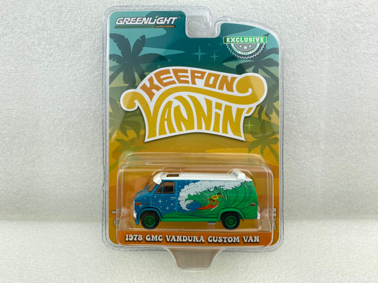GreenLight Green Machine 1:64 Vannin - 1978 GMC Vandura Custom Van - Surf Decoration 30474