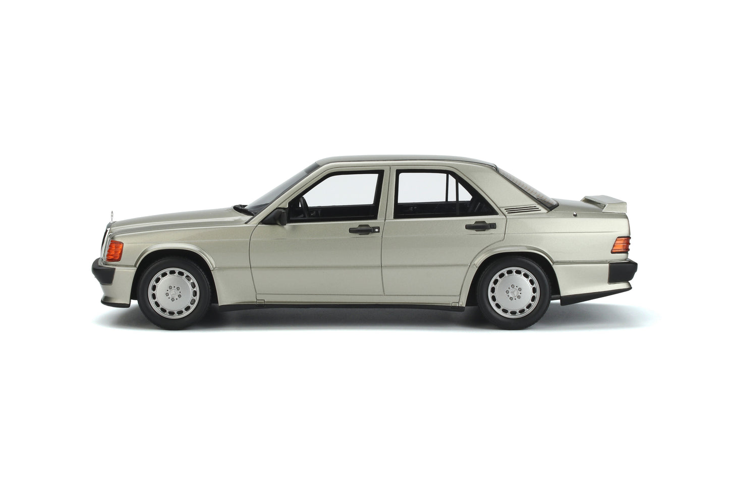 OTTO 1:18 1988 Mercedes-Benz W201 190E 2.5 16S Smoke Silver Metallic OT927