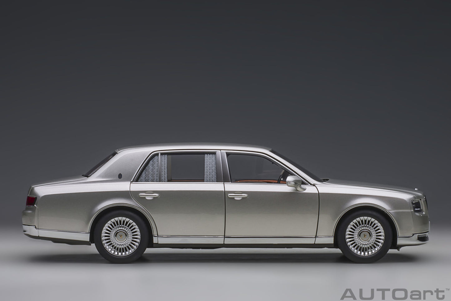 AUTOart 1:18 Toyota Century with curtains (Silver) 78770