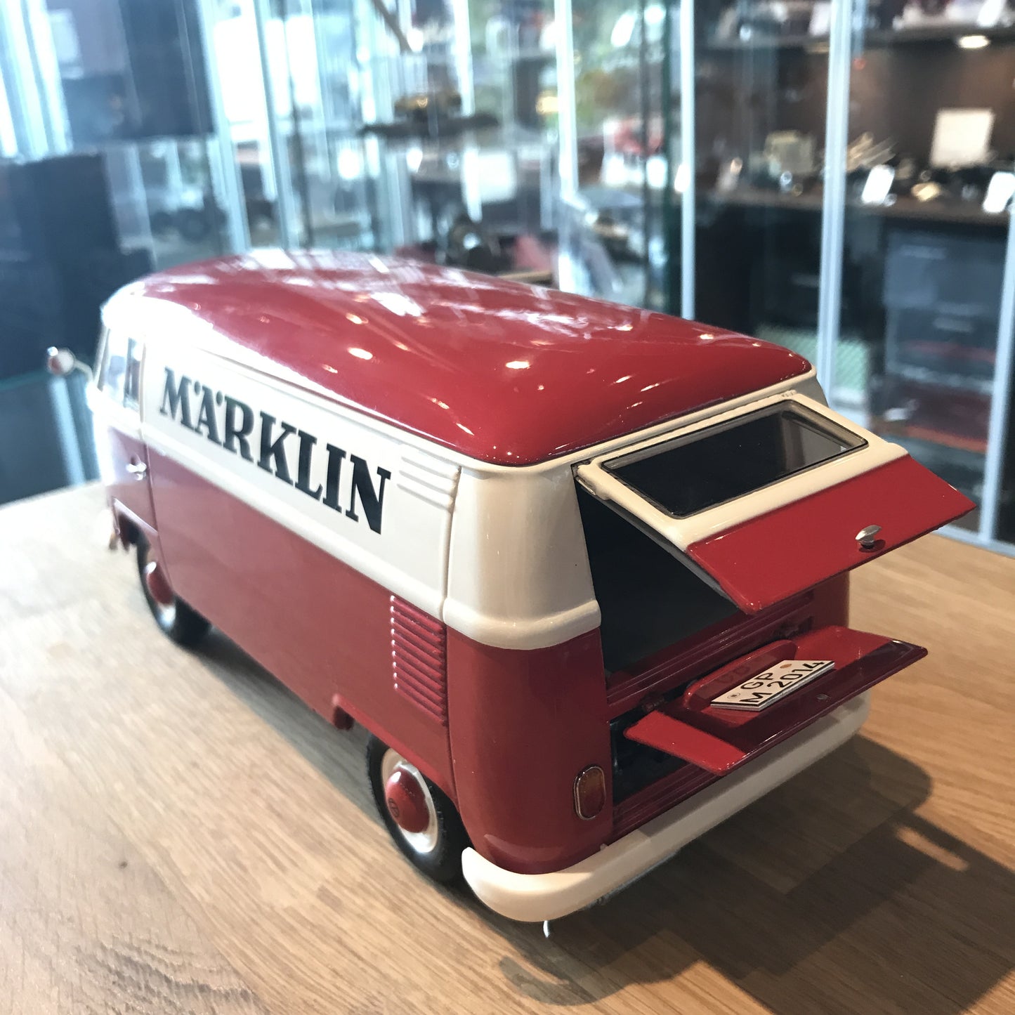Schuco 1:18 Volkswagen VW T1 Box Van "Märklin" 450027700