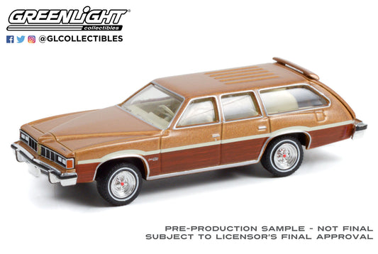 GreenLight 1:64 Estate Wagons Series 7 - 1976 Pontiac Grand LeMans Safari - Sandstone and Woodgrain 36040-E