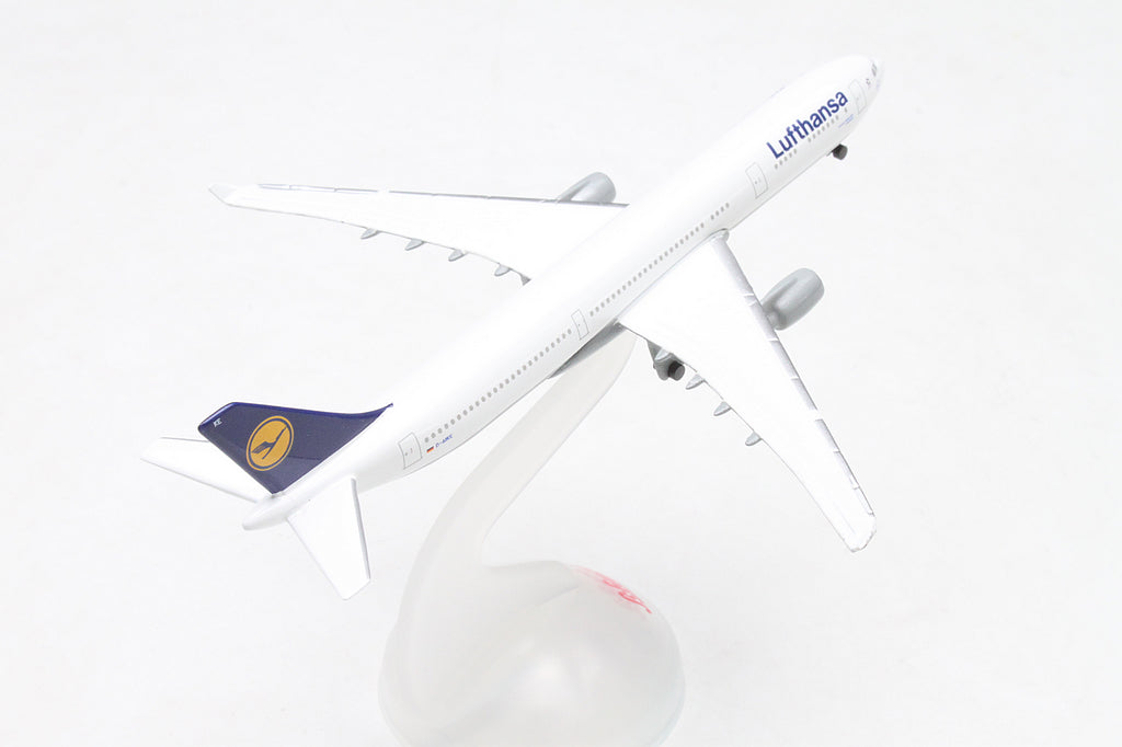 Schuco 403551646 - Airplane, Lufthansa, A330-300, 1 Schuco 403551646 - Airplane, Lufthansa, A330-300, 1