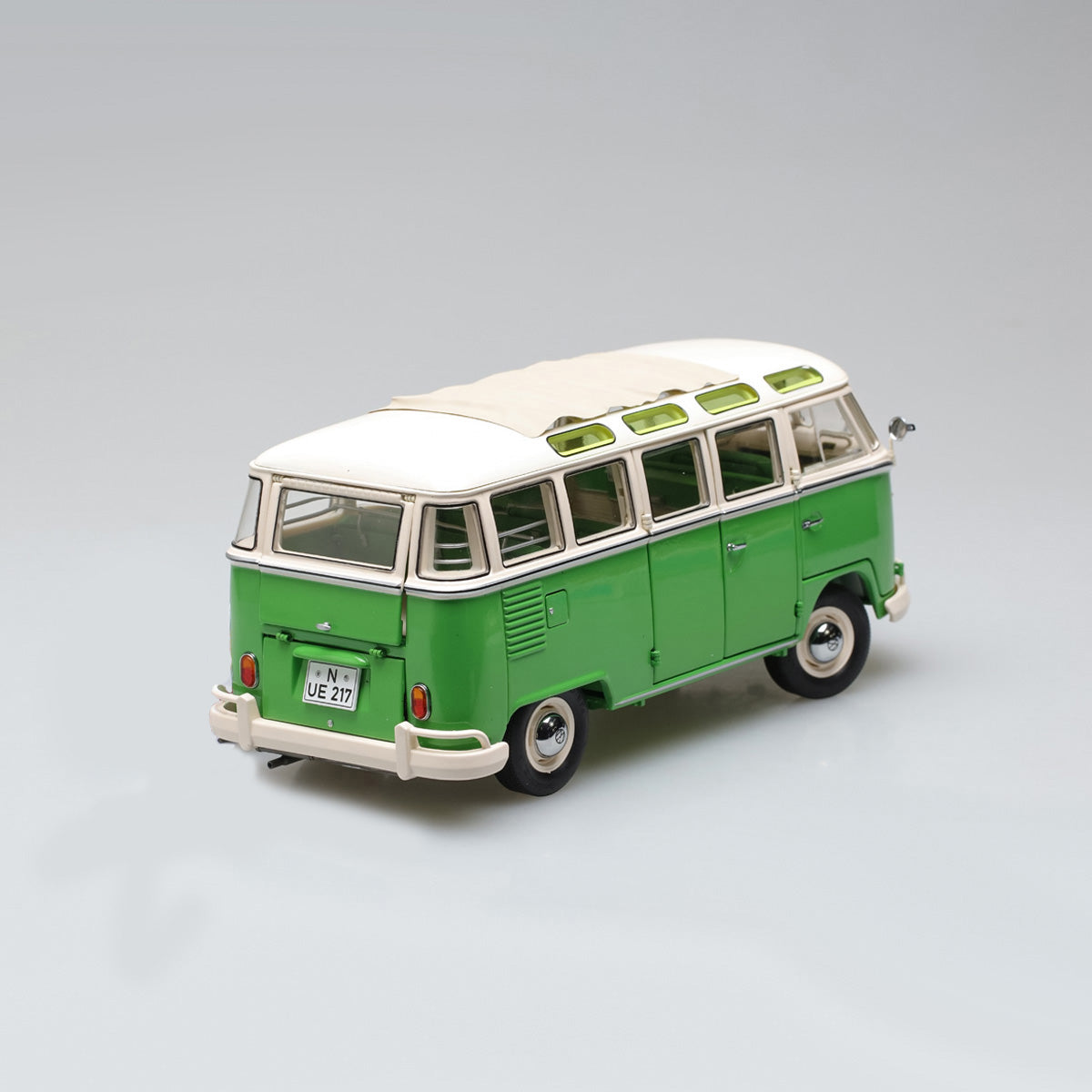 Schuco 1:18 Volkswagen T1b Samba green/white 450028600