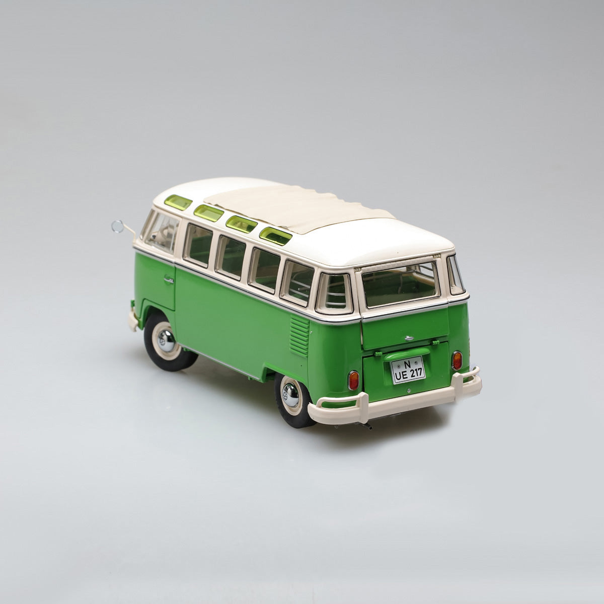 Schuco 1:18 Volkswagen T1b Samba green/white 450028600