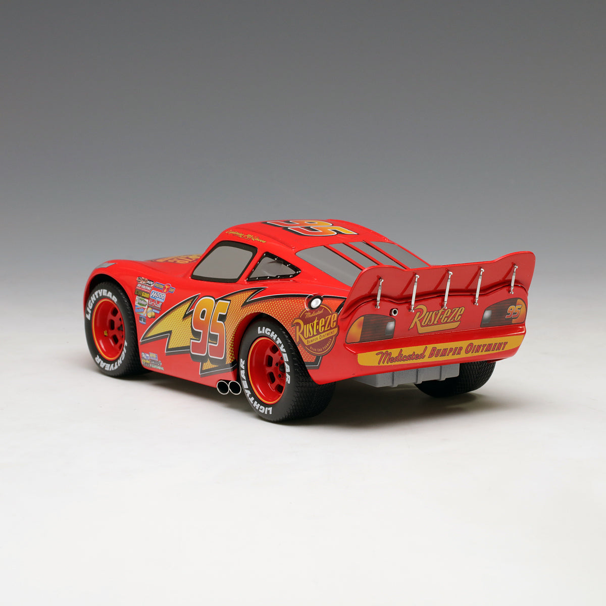 Schuco 1:18 Disney Lightning McQueen Movie Car With Showcase 450036000