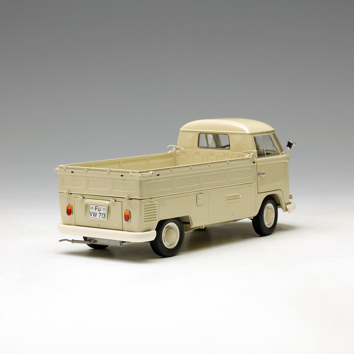 Schuco 1:18 Volkswagen T1b Pickup With Tarpaulin Beige 450037000