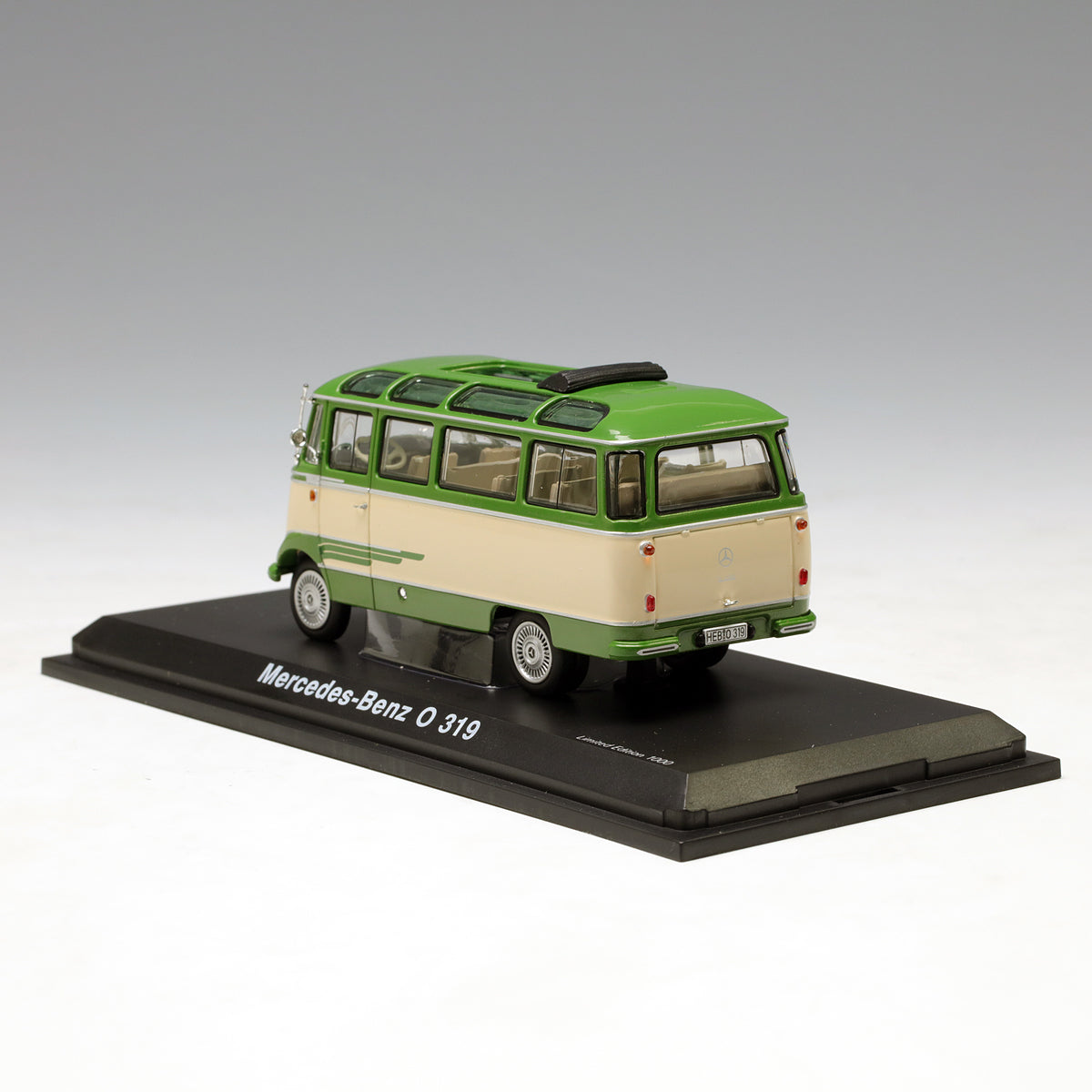 Schuco 1:43 Mercedes-Benz O319 green/cream 450291700