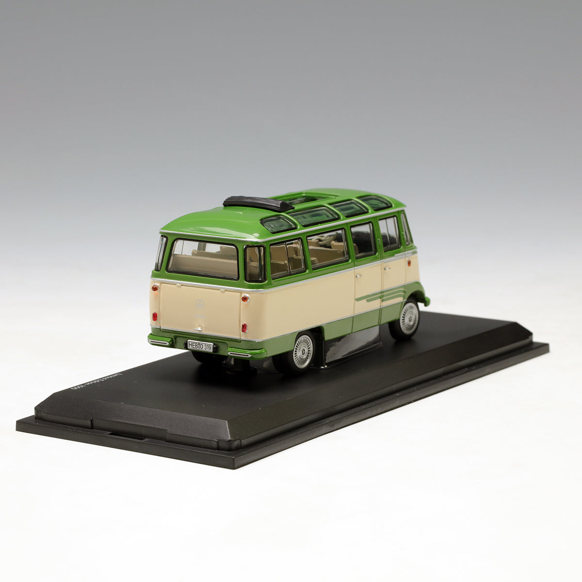 Schuco 1:43 Mercedes-Benz O319 green/cream 450291700