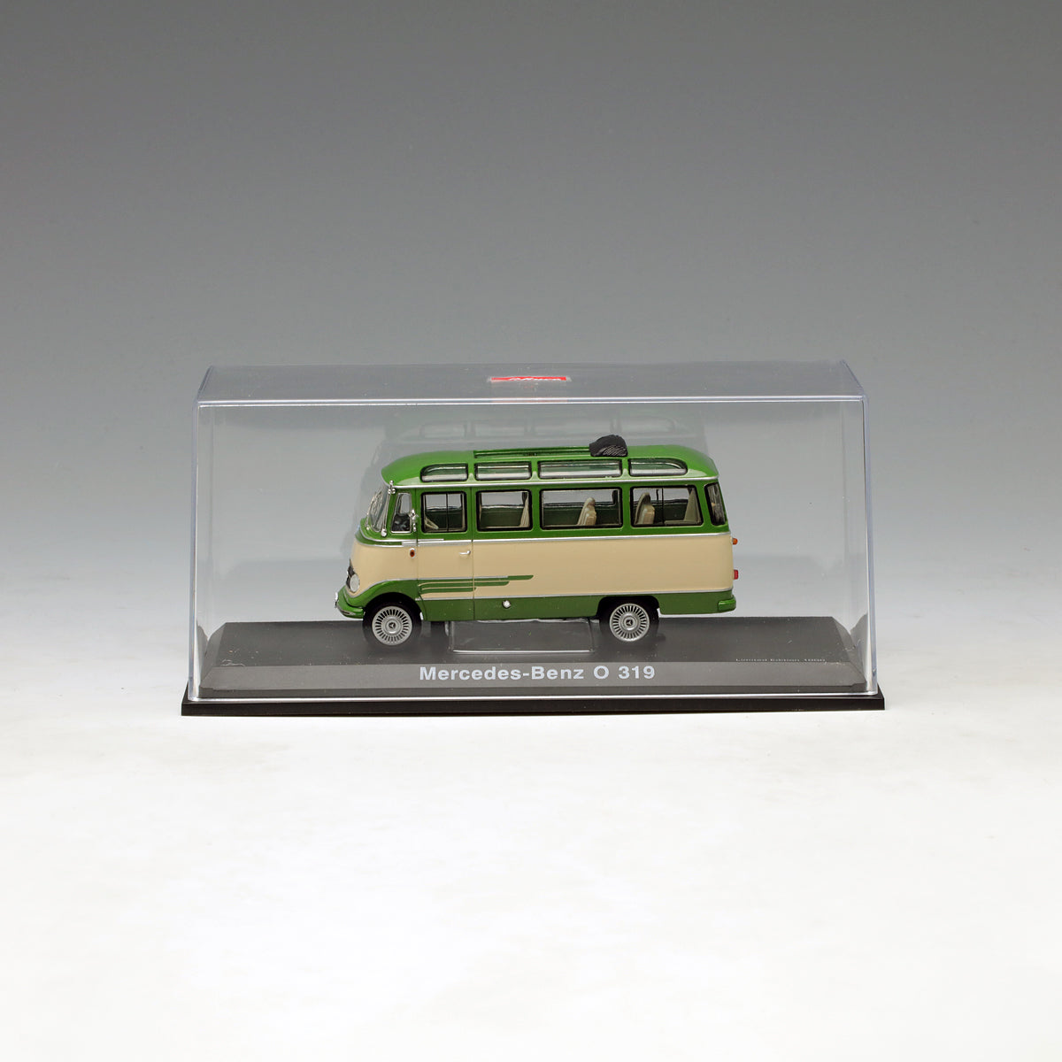 Schuco 1:43 Mercedes-Benz O319 green/cream 450291700