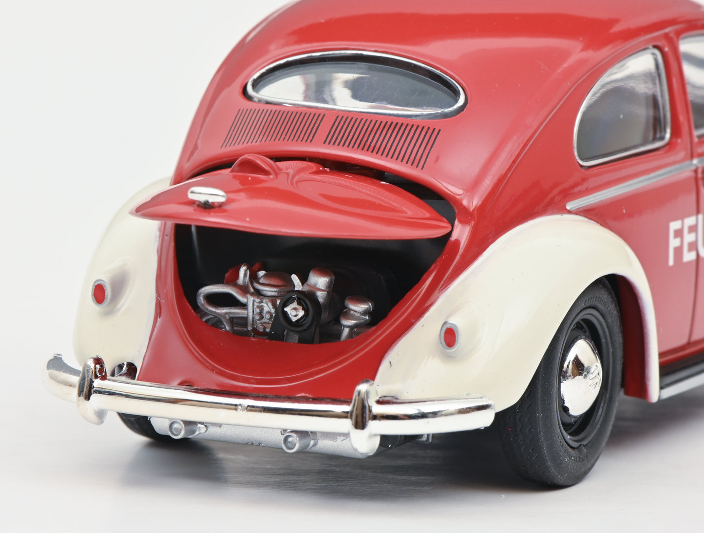 Schuco 1:32 MHI Volkswagen Beetle & T1 fire engine Set 450774300