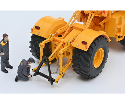 Schuco 1:32 Kirovets K-700 A tractor with Figures 450784600