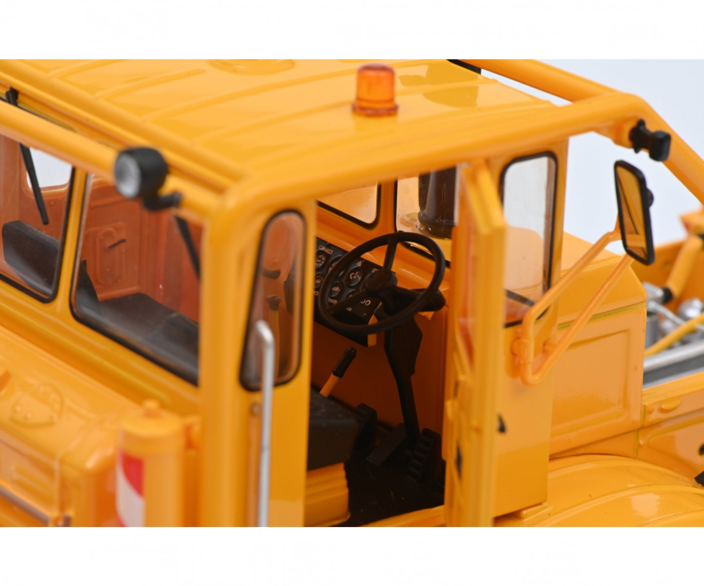 Schuco 1:32 Kirovets K-700 A tractor with Figures 450784600
