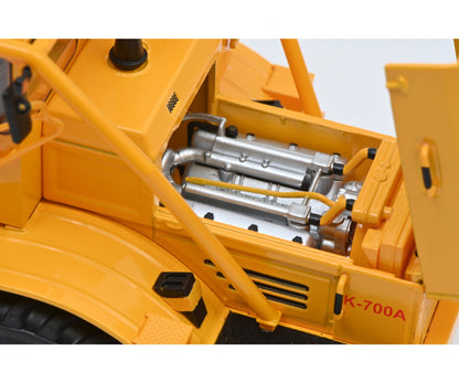 Schuco 1:32 Kirovets K-700 A tractor with Figures 450784600