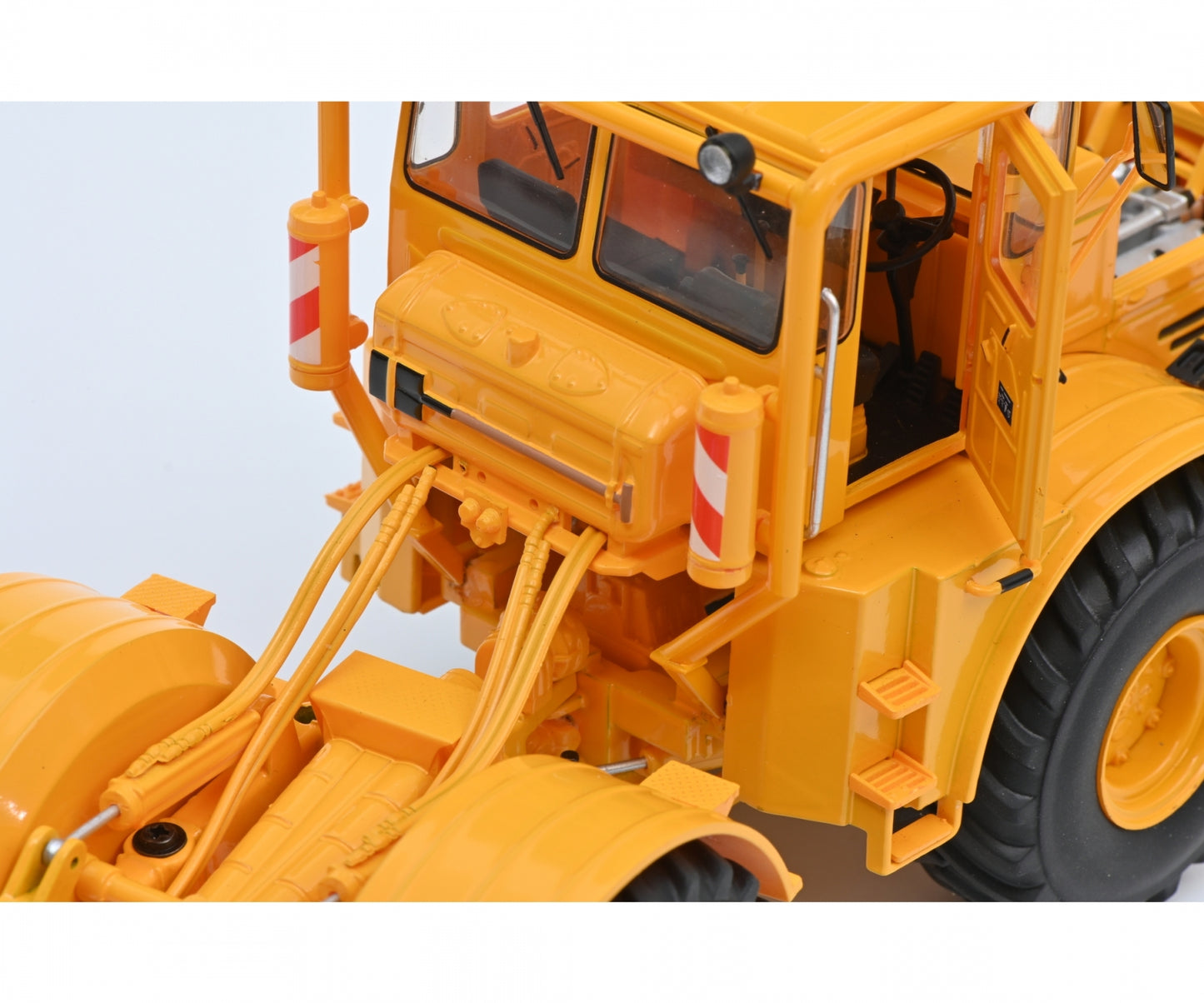 Schuco 1:32 Kirovets K-700 A tractor with Figures 450784600