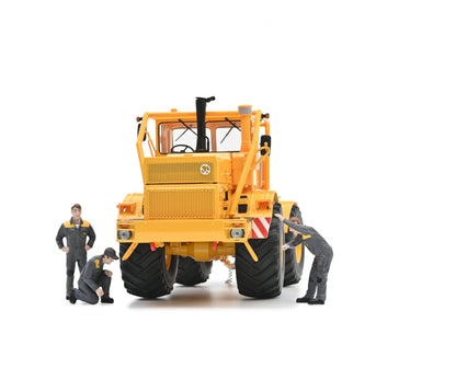 Schuco 1:32 Kirovets K-700 A tractor with Figures 450784600