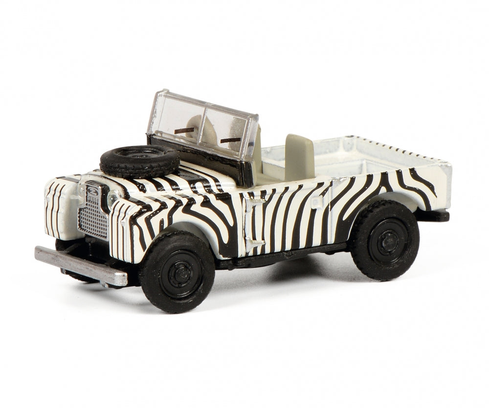 Schuco 1:87 Land Rover 88 Black/White 452651700