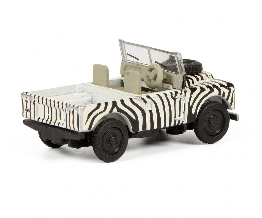 Schuco 1:87 Land Rover 88 Black/White 452651700