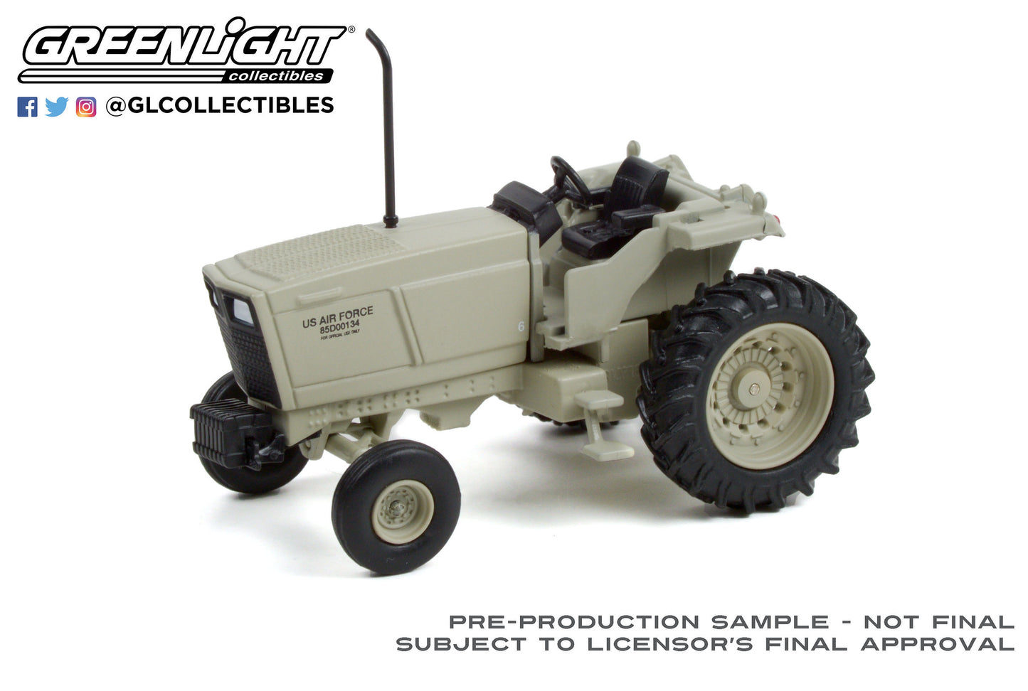 GreenLight 1:64 Down on the Farm Series 6 - 1983 Tractor - U.S. Air Force 48060-D