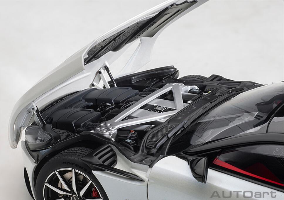 AUTOART 1/18 ASTON MARTIN DB11 (MORNING FROST WHITE) 70266