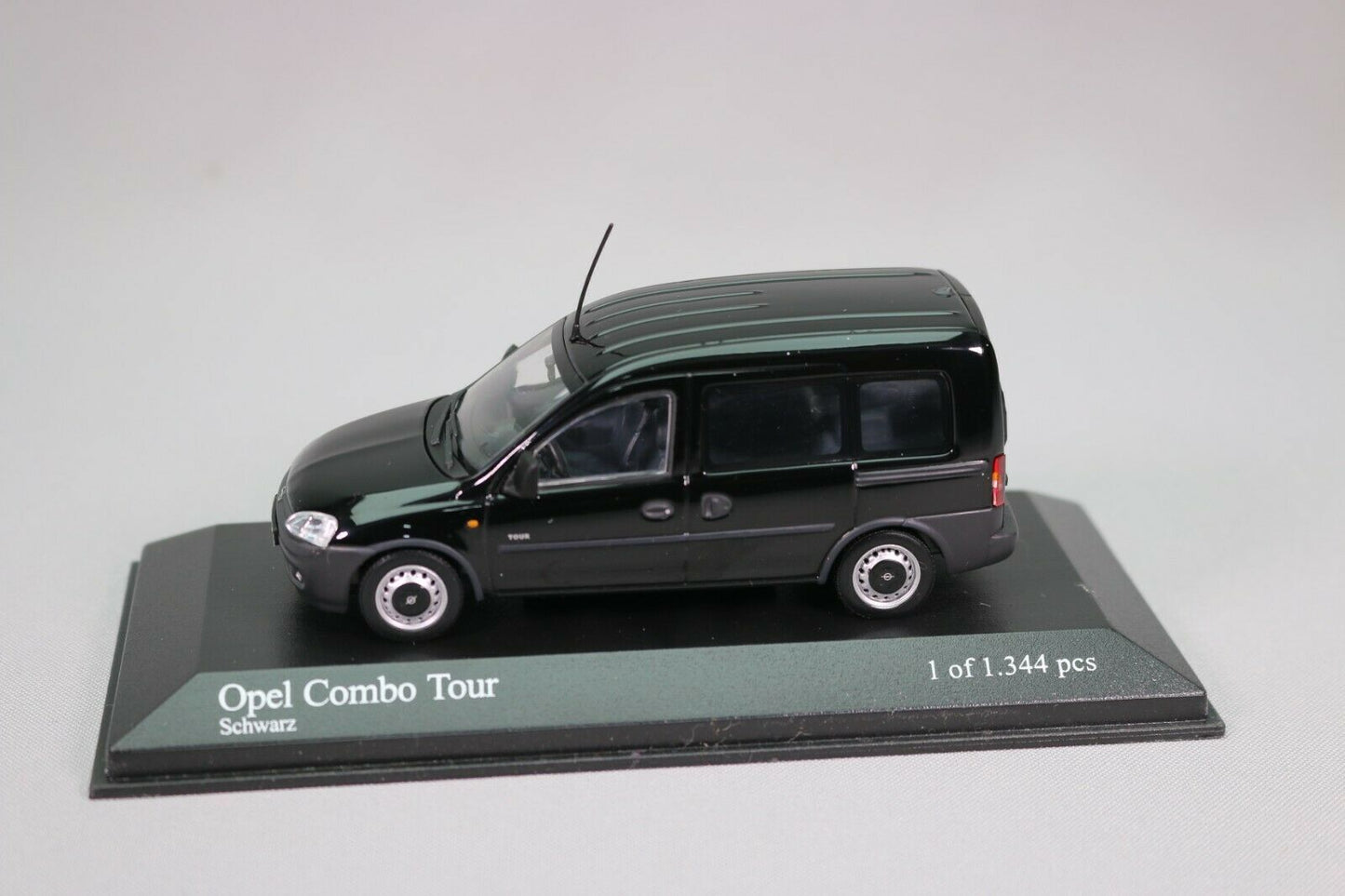 Minichamps 1:43 Opel Combo Tour 2002 Black 400042001
