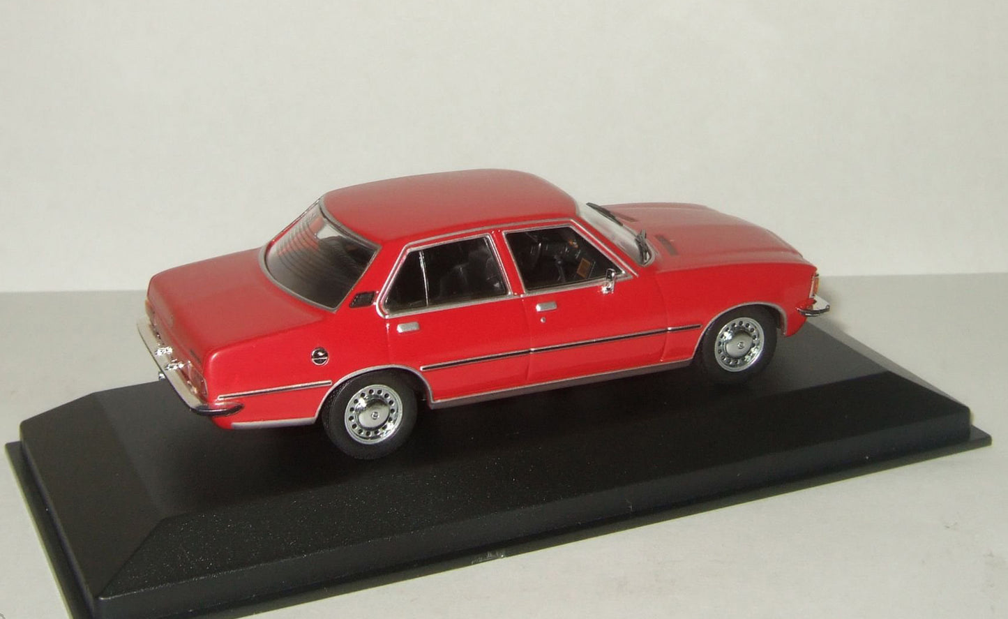 Minichamps 1:43 1975 Opel Rekord D Red 400044004