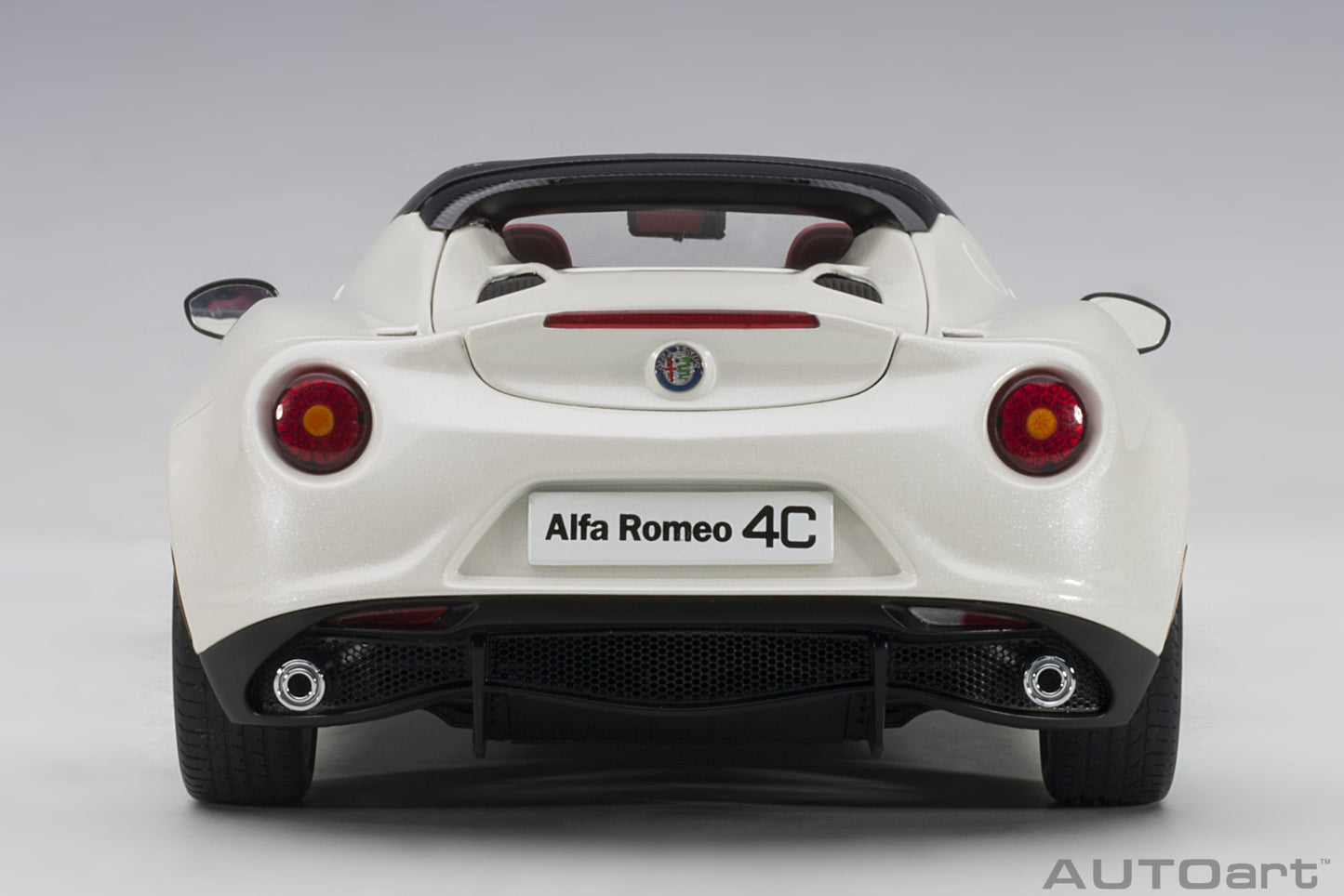 AUTOart 1:18 Alfa Romeo 4C Spider White 70141