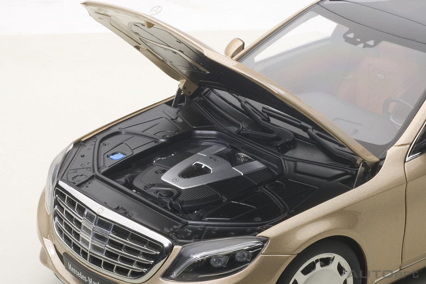 AUTOart 1:18 Mercedes-Maybach S-Klasse S600 (SWB) (Champagne Gold) 76294
