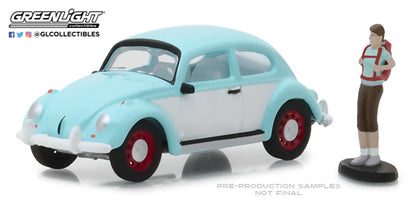 GreenLight 1:64 The Hobby Shop Series 4 - Classic Volkswagen Beetle with Backpacker 97040-F