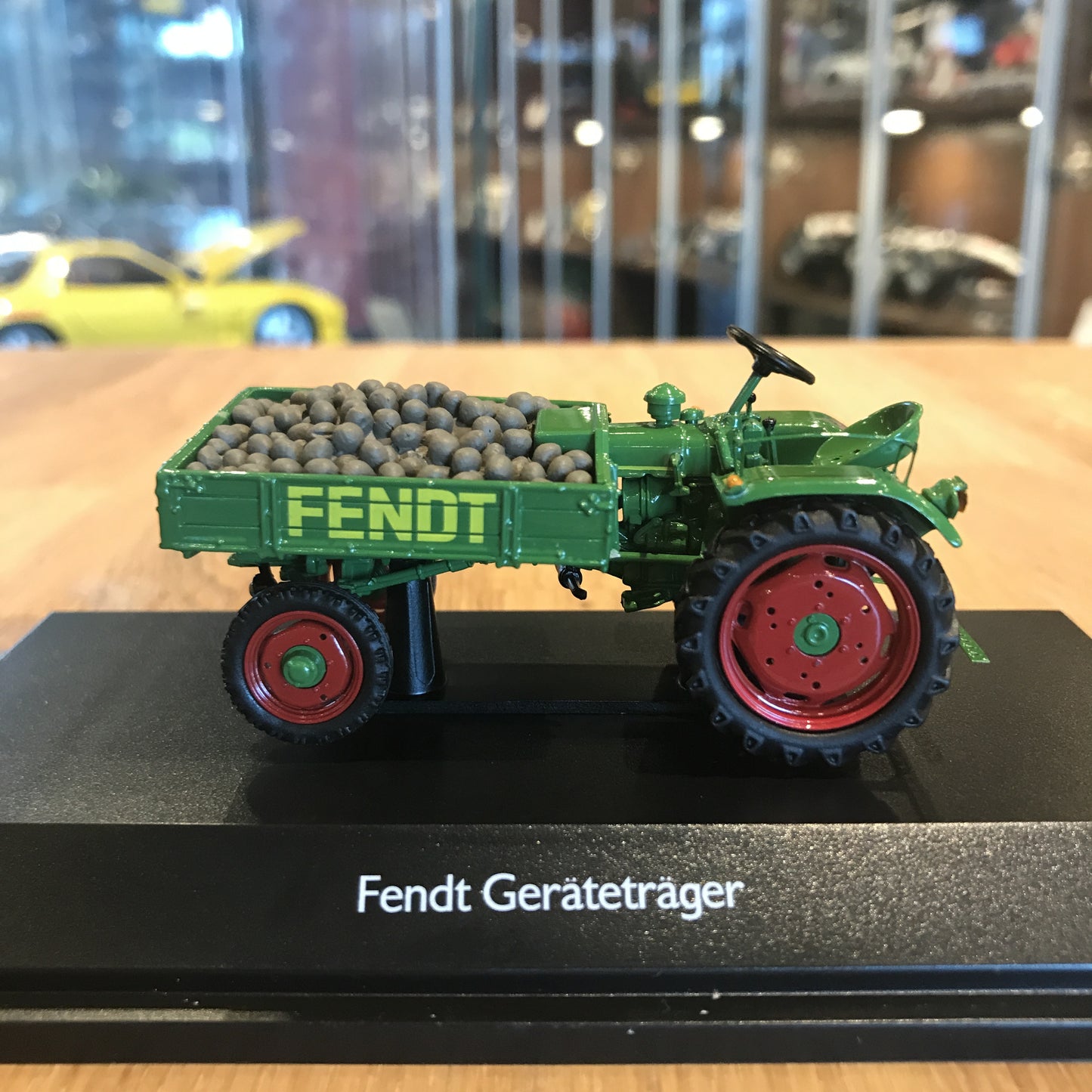 Schuco 1:43 Fendt Tool Carriers Tractor With Potatoes 450262800