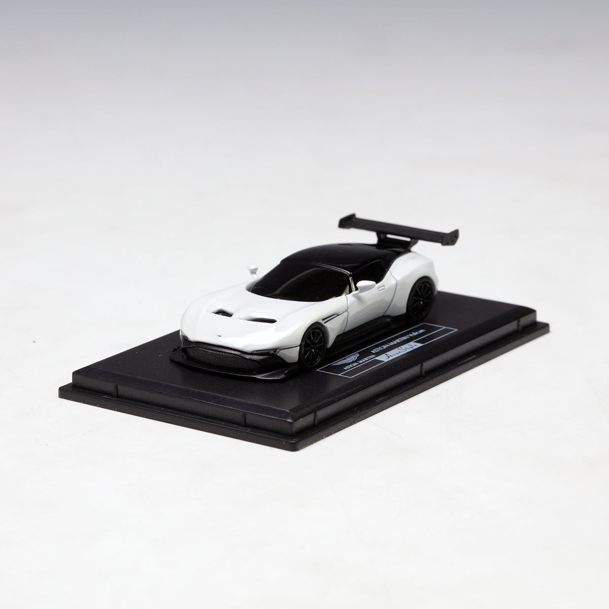 Frontiart AvanStyle 1:87 Aston Martin Vulcan White AS012-02