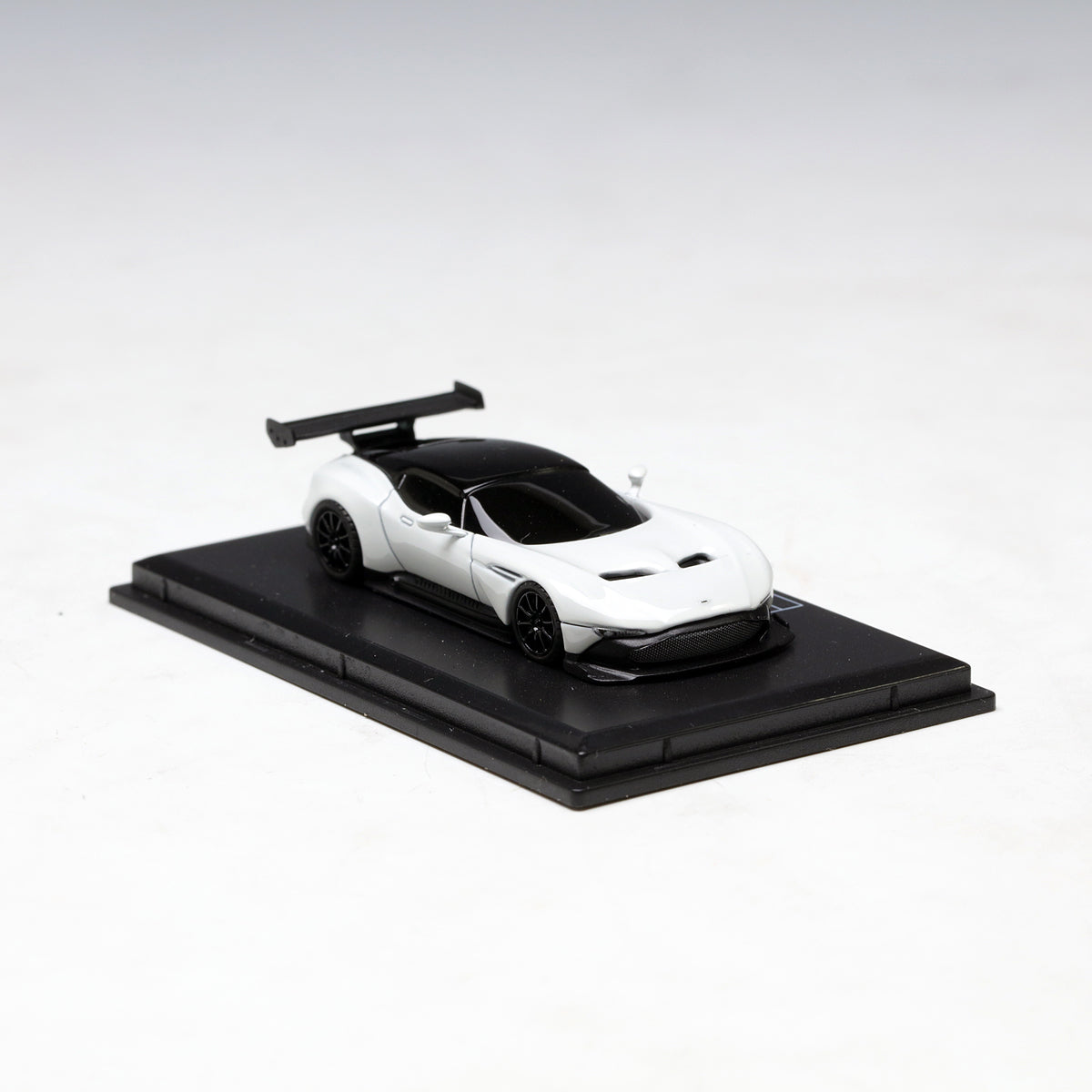 Frontiart AvanStyle 1:87 Aston Martin Vulcan White AS012-02