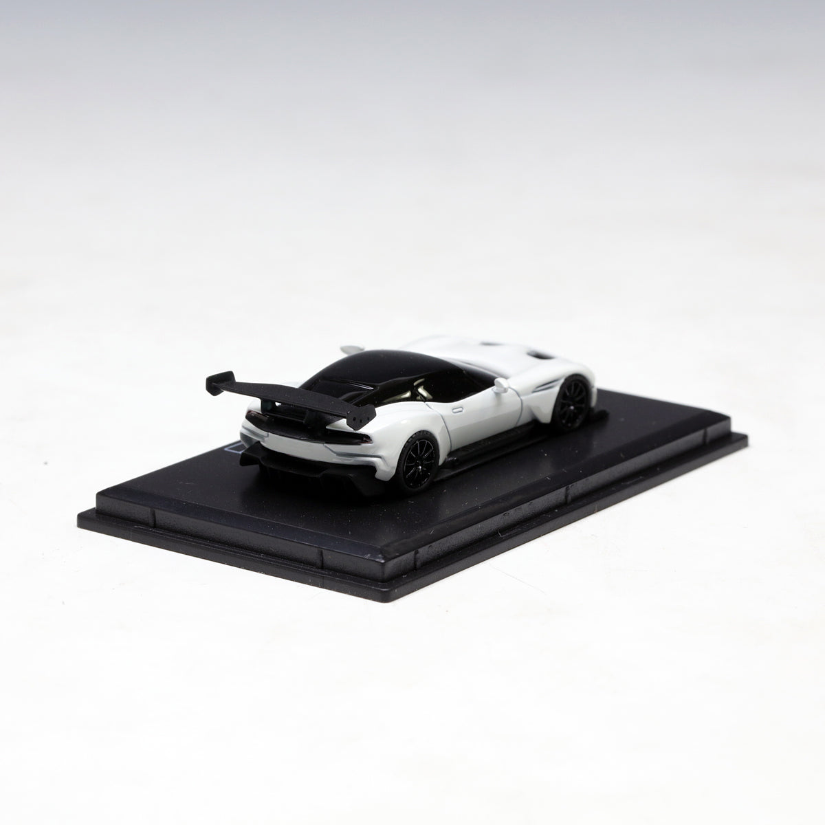Frontiart AvanStyle 1:87 Aston Martin Vulcan White AS012-02