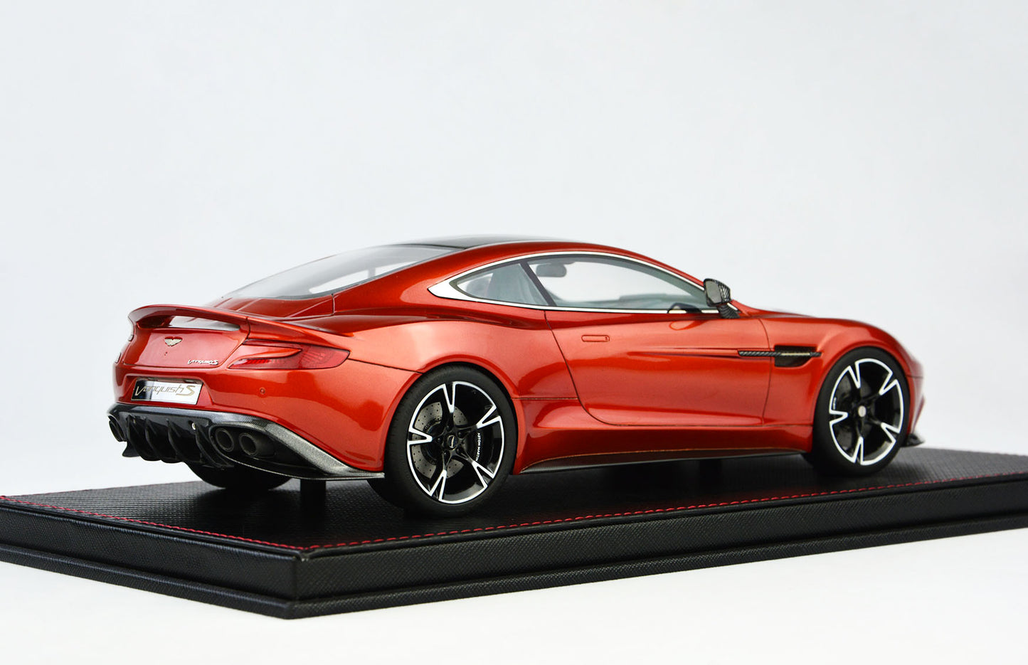 Frontiart AvanStyle 1:18 Aston Martin Vanquish S Copper AS018-12