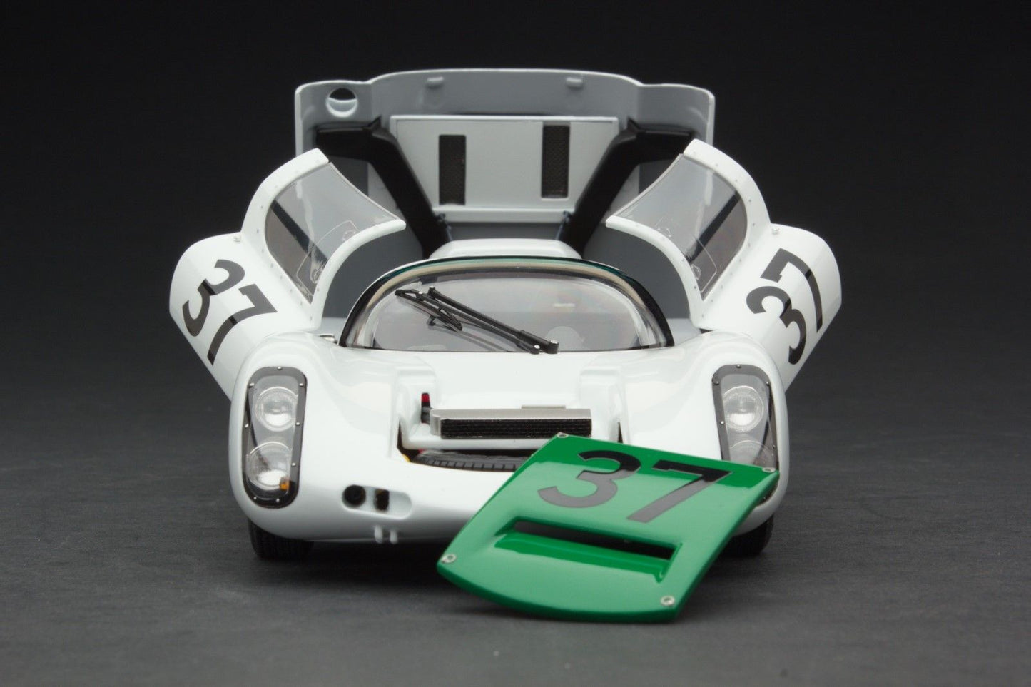 EXOTO 1:18 1967 Porsche 910 #37 Sebring 2nd in class 4th overall MTB00062