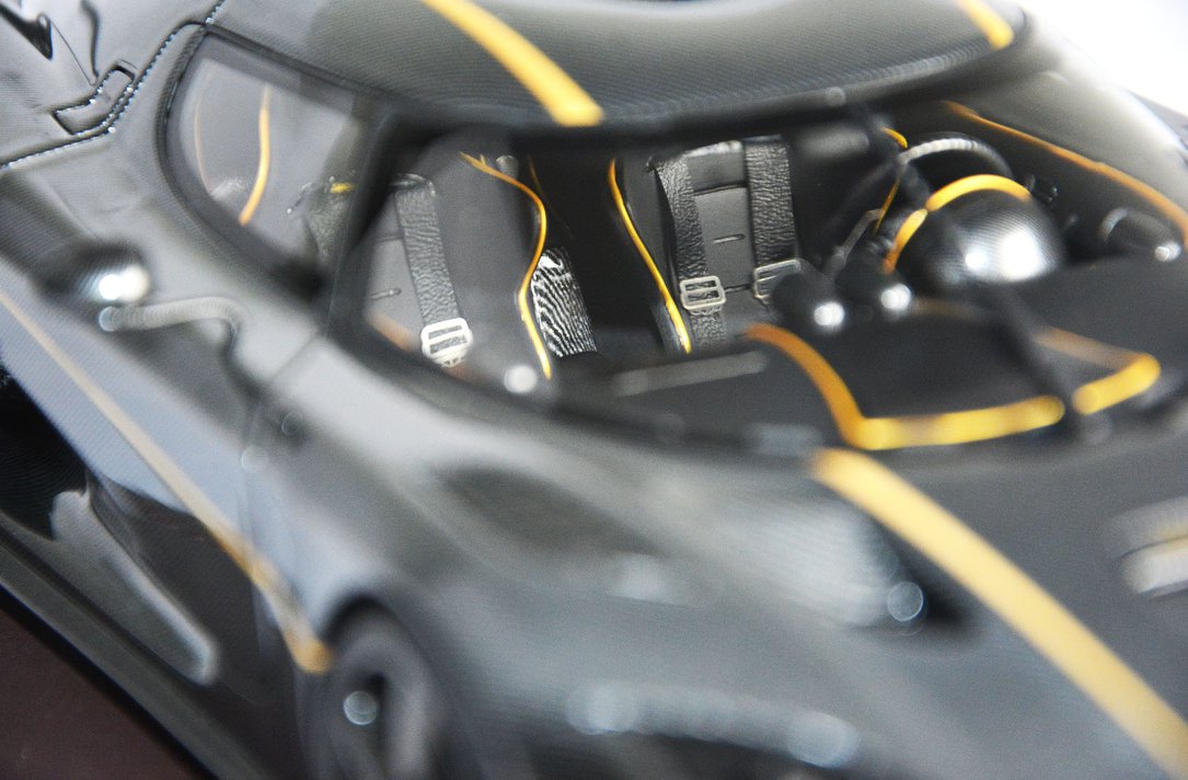 Frontiart 1:18 Koenigsegg one 1 Carbon Grey Gold F033-117