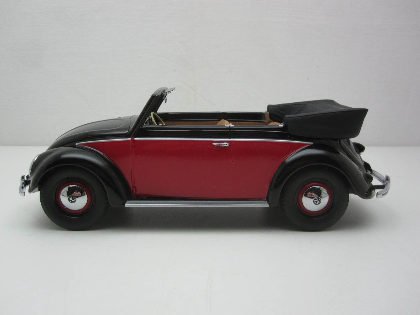 Minichamps 1:18 Volkswagen Beetle 1200 Cabriolet 1949 Black/Red 107054132