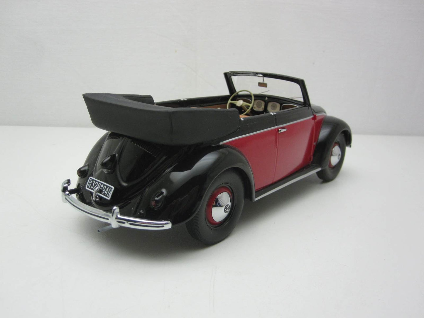 Minichamps 1:18 Volkswagen Beetle 1200 Cabriolet 1949 Black/Red 107054132