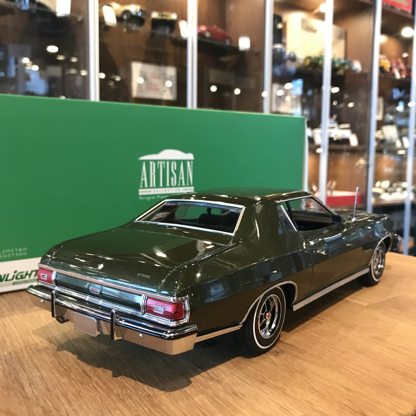 GreenLight 1:18 Artisan Collection - 1976 Ford Gran Torino - Dark Green Metallic 19018