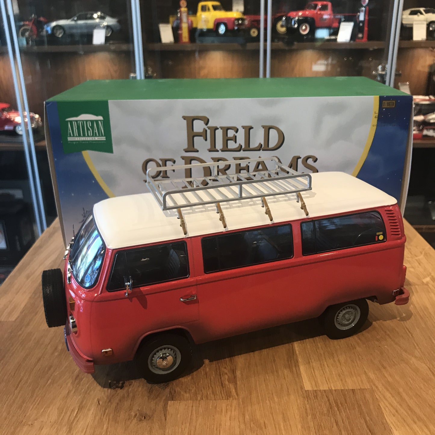 GreenLight 1:18 Artisan Collection - Field of Dreams (1989) - 1973 Volkswagen Type 2 (T2B) Bus 19010